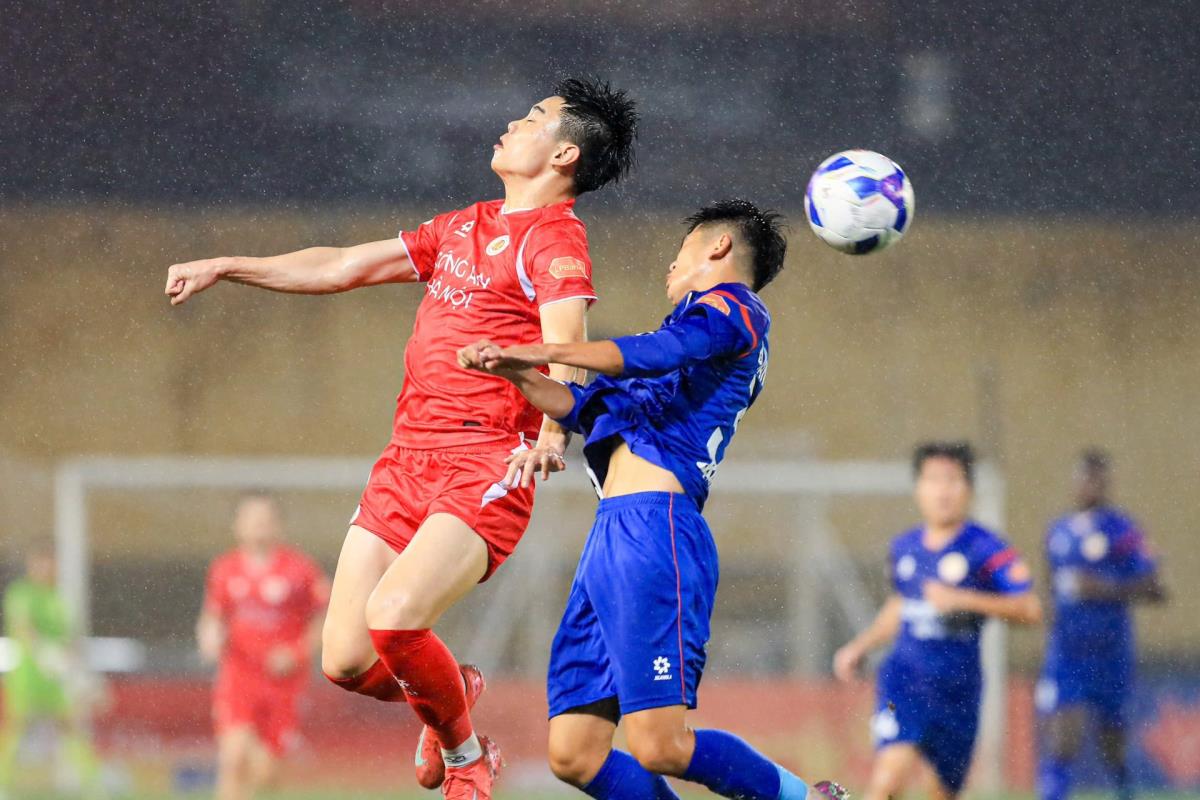 Đình Bắc (áo sáng) khả năng được HLV Polking tiếp tục trao cơ hội trong trận đấu với PVF- CAND?