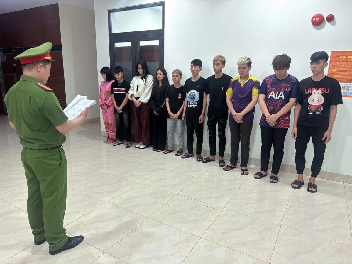 10 đối tượng bị khởi tố.