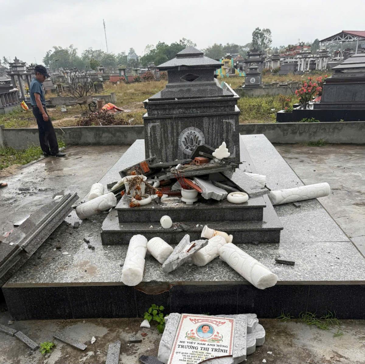 Phần mộ của bà Mẹ Việt Nam anh hùng Trương Thị Trình bị đập phá hư hỏng.