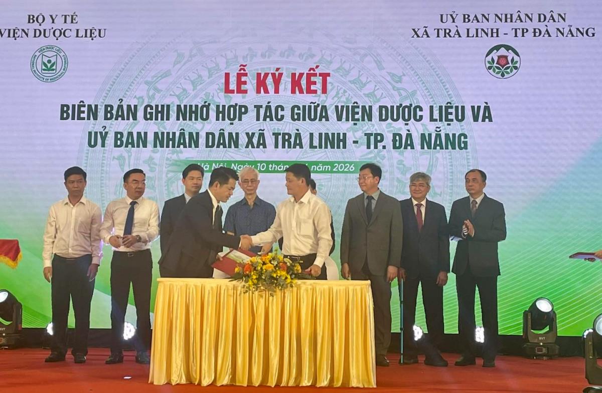 Viện Dược liệu và UBND xã Trà Linh ký kết biên bản ghi nhớ hợp tác.