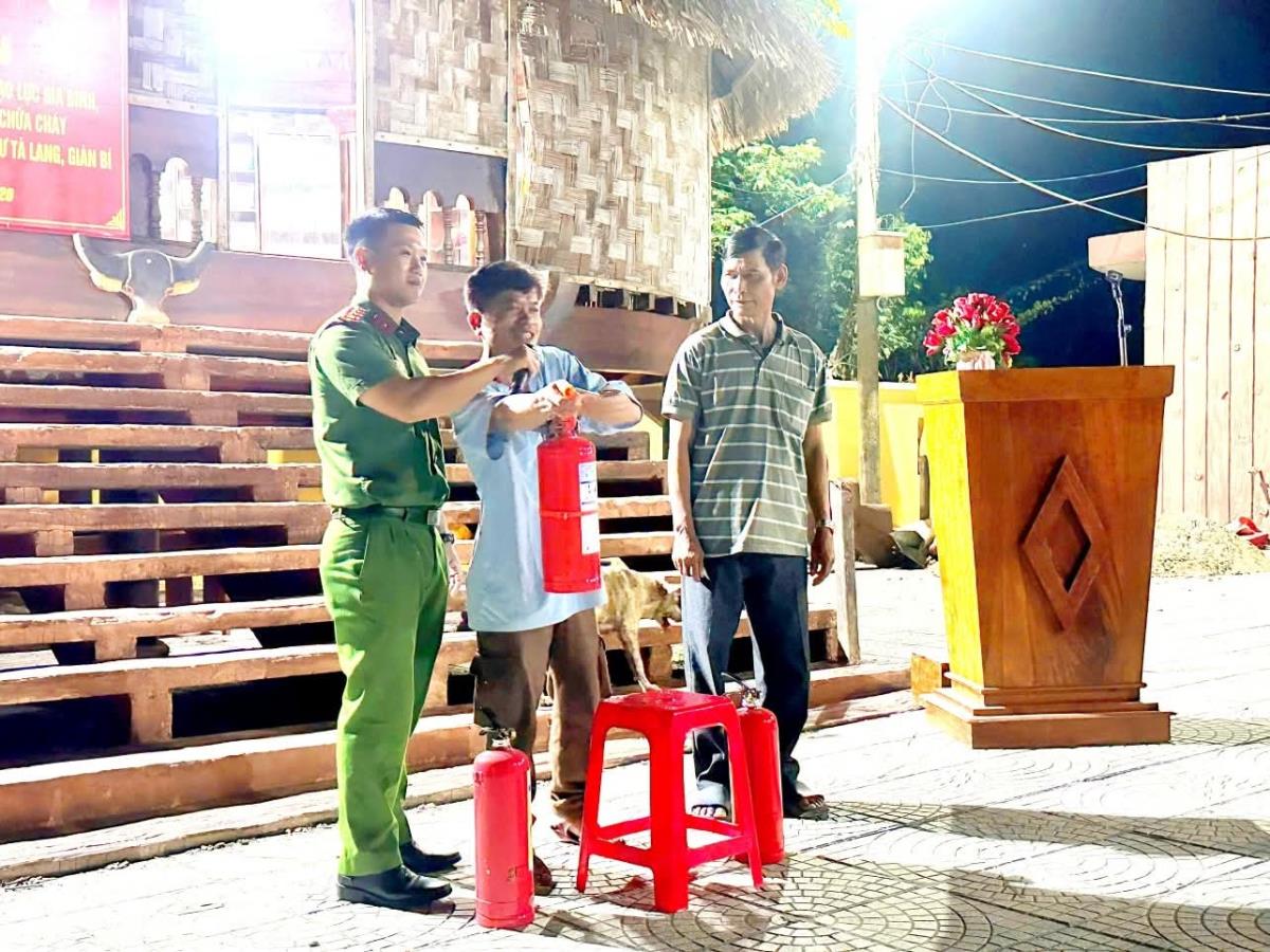 Đông đảo người dân khu dân cư Tà Lan, Giàn Bí đến dự buổi tuyên truyền pháp luật.