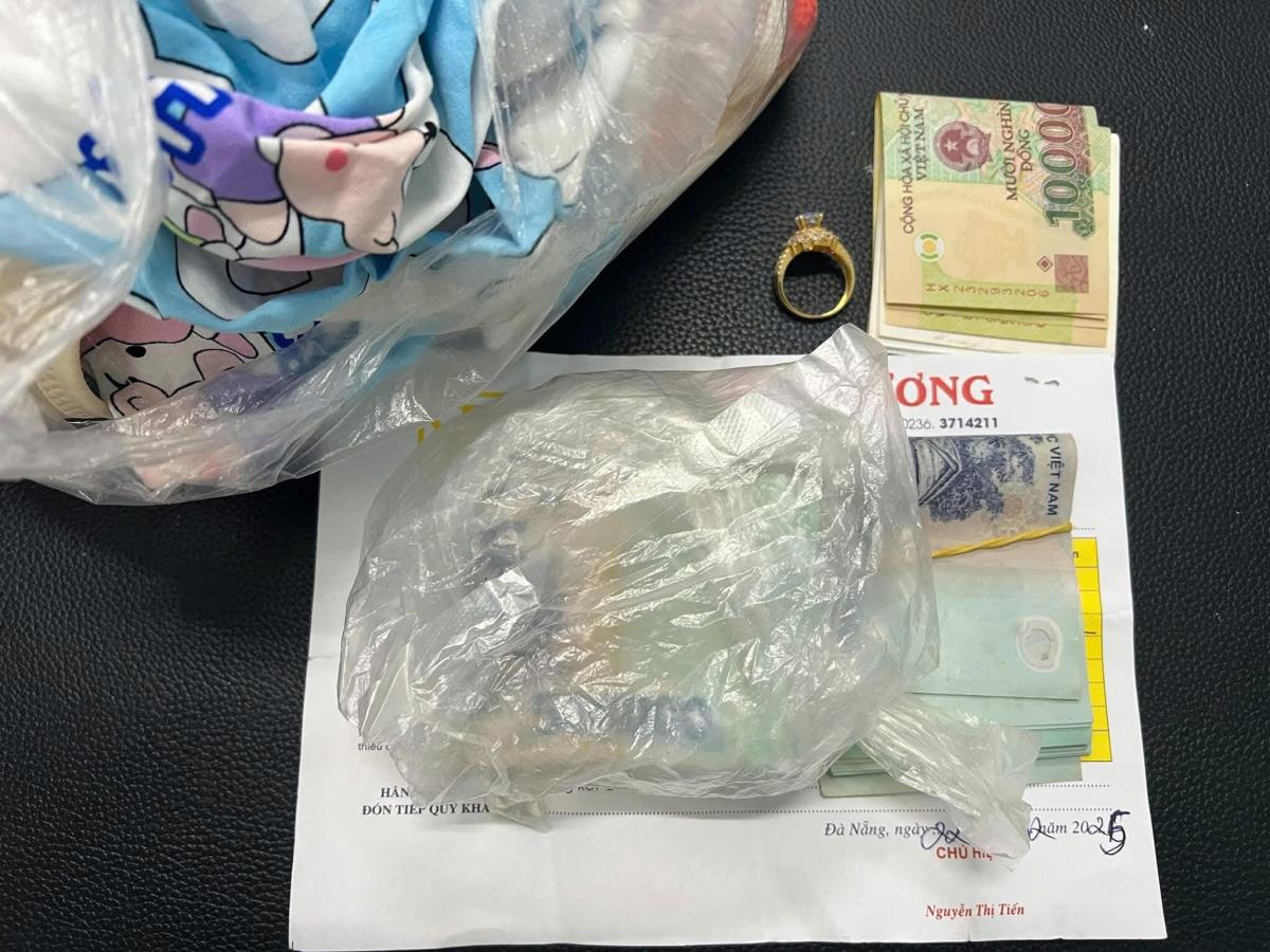 Tài sản người dân phát hiện tại bãi tắm Thanh Khê sáng ngày 12-4.