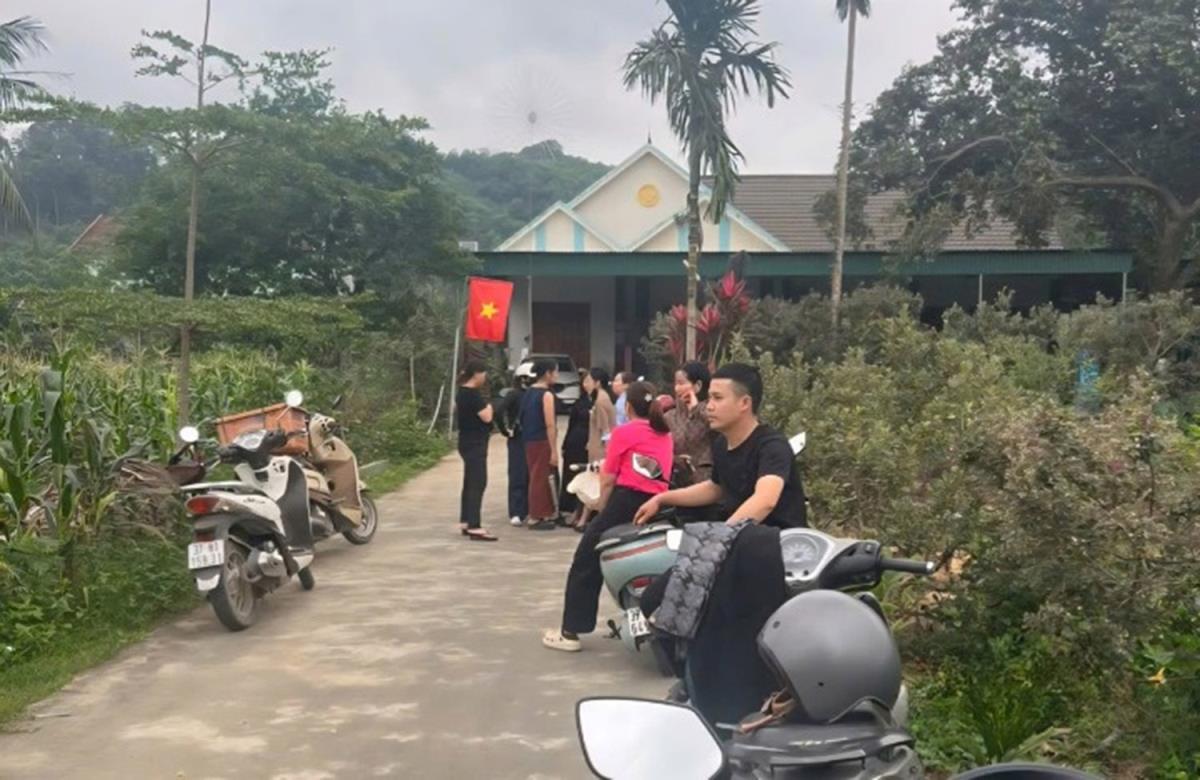 Thông báo "ngừng hoạt động" của chủ hụi Hoàng Thị Q. gửi cho những người tham gia dây hụi trong 1 nhóm chat.