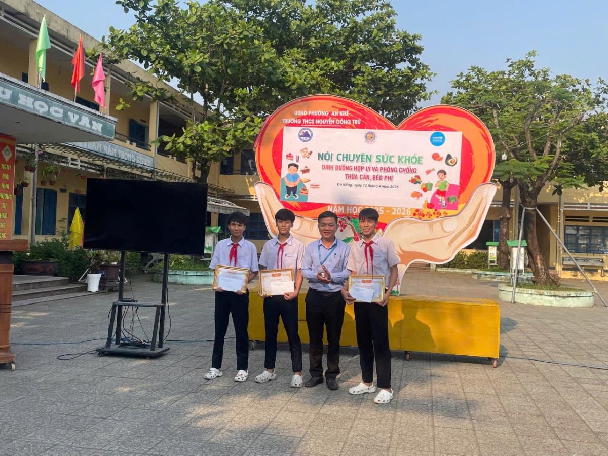 3 em học sinh Trường THCS Nguyễn Công Trứ trao trả tài sản cho chị Ngô Mai Cao tại Công an phường Thanh Khê.