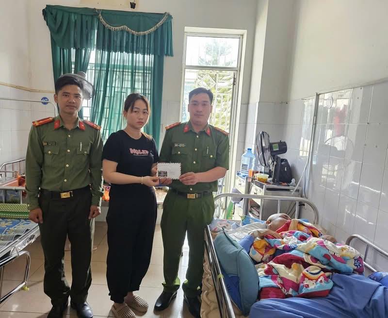 CBCS Công an xã Ba Xa đến thăm hỏi và trao số tiền 4 triệu đồng cho đại diện gia đình anh B.C.T.