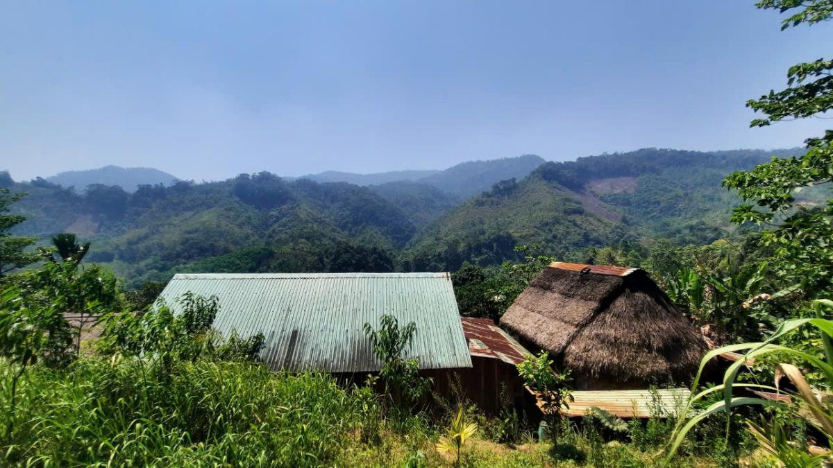 Lượng lớn đất đá từ trên đồi đổ xuống khiến căn nhà ông Nguyễn Văn Linh (thôn Xuân Hòa, xã Quế Phước) bị hư hỏng.