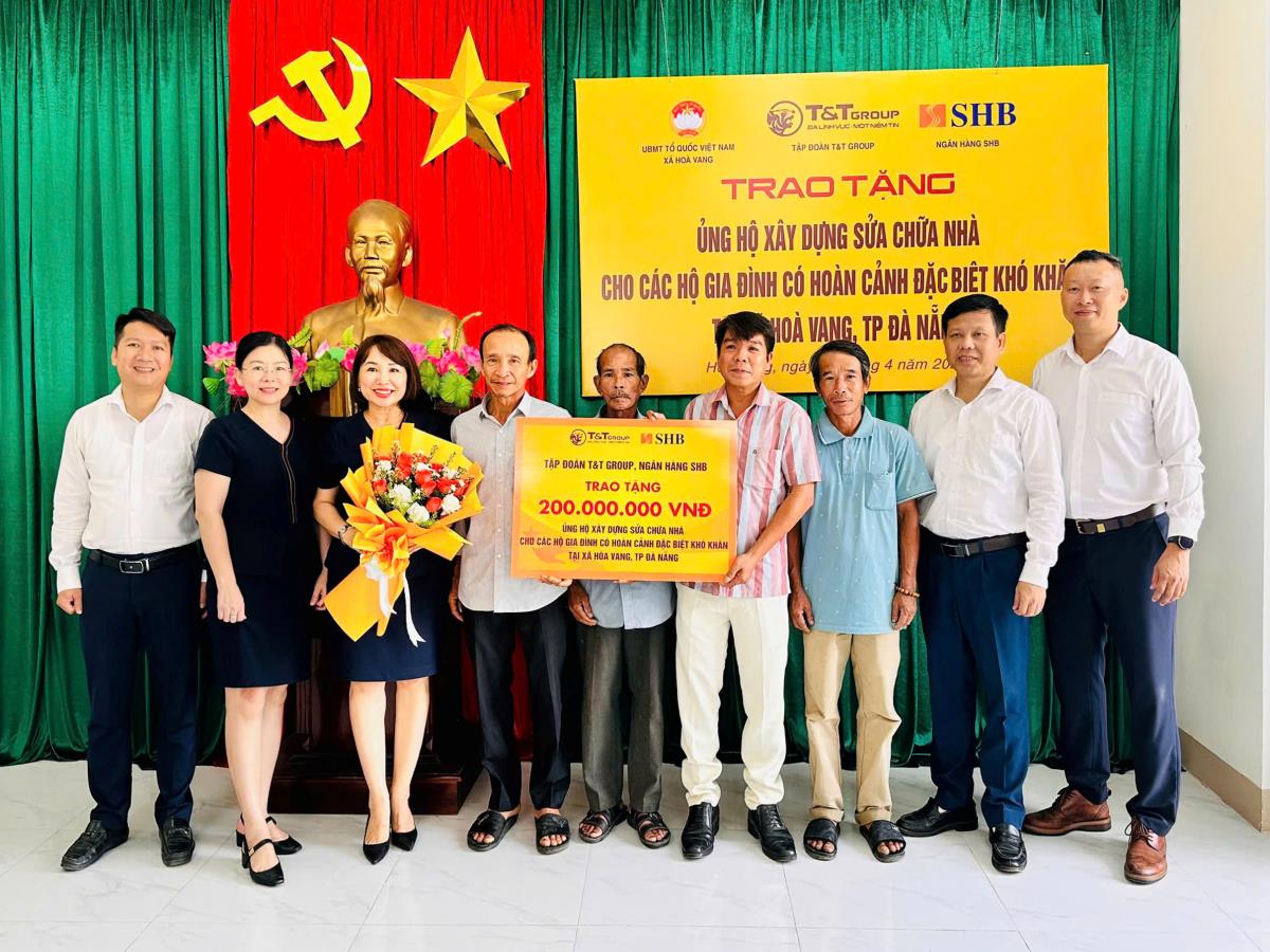 Các đơn vị trao tặng kinh phí hỗ trợ sửa chữa nhà cho 4 hộ gia đình có hoàn cảnh khó khăn.