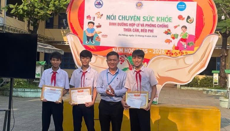 Lãnh đạo Trường THCS Nguyễn Công Trứ khen thưởng 3 em học sinh đã có hành động đẹp.