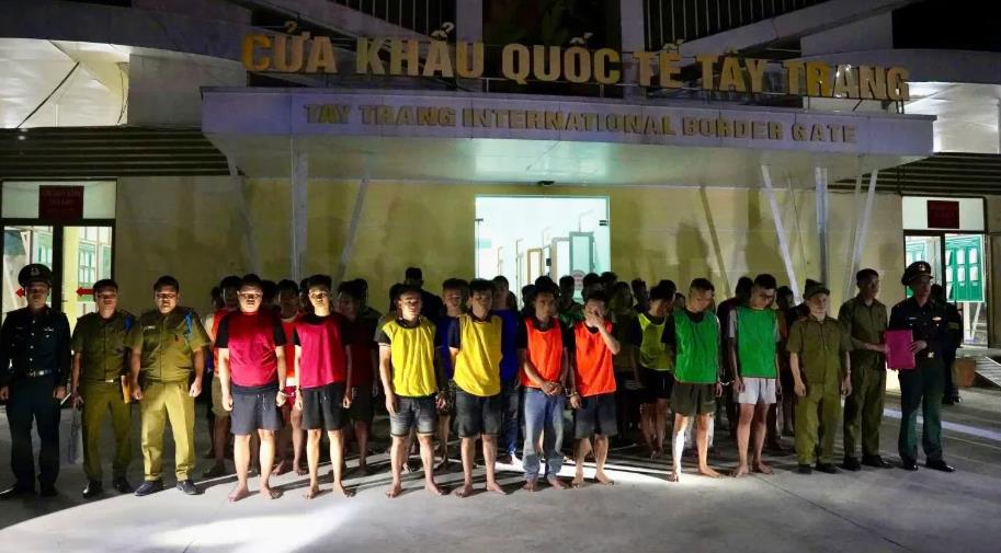 55 đối tượng người Việt Nam được dẫn giải qua cửa khẩu quốc tế Tây Trang.