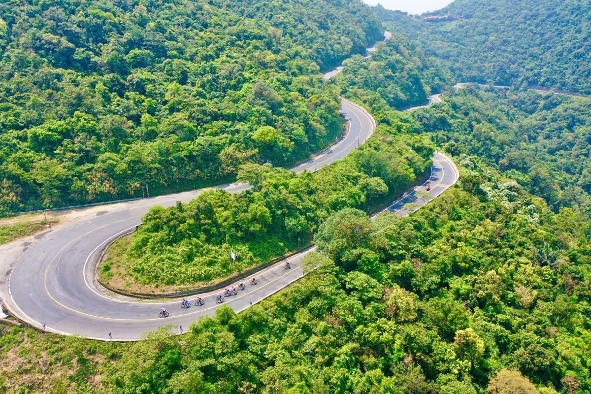 Ban tổ chức trao giải cho các tay đua xuất sắc.