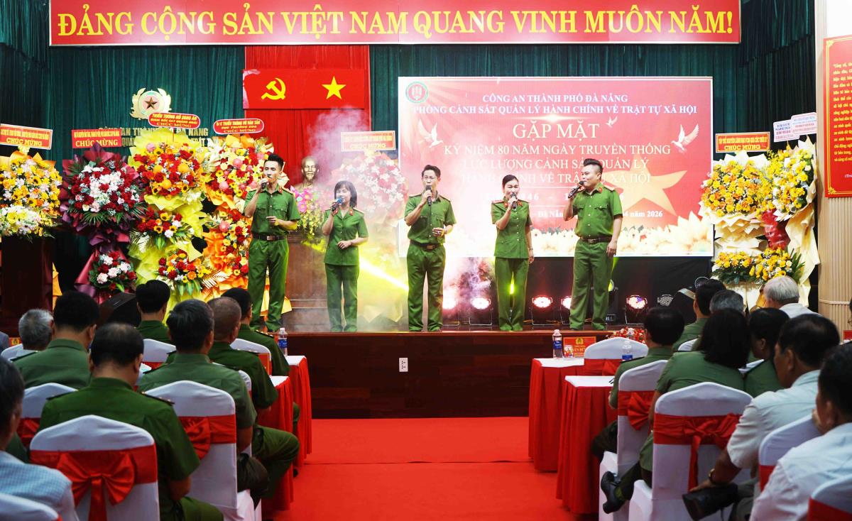 Các đại biểu chụp hình lưu niệm tại buổi gặp mặt.