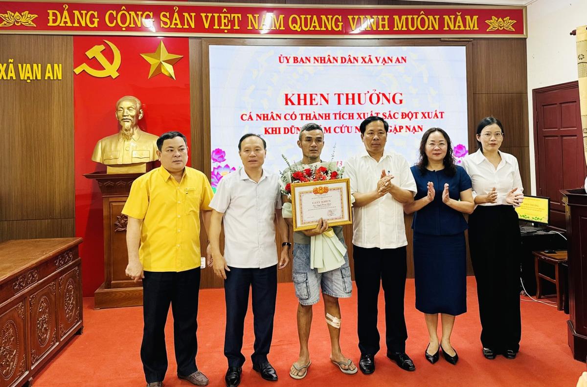 Lãnh đạo xã Vạn An đã khen thưởng, tặng quà động viên anh Nguyễn Trọng Khánh.