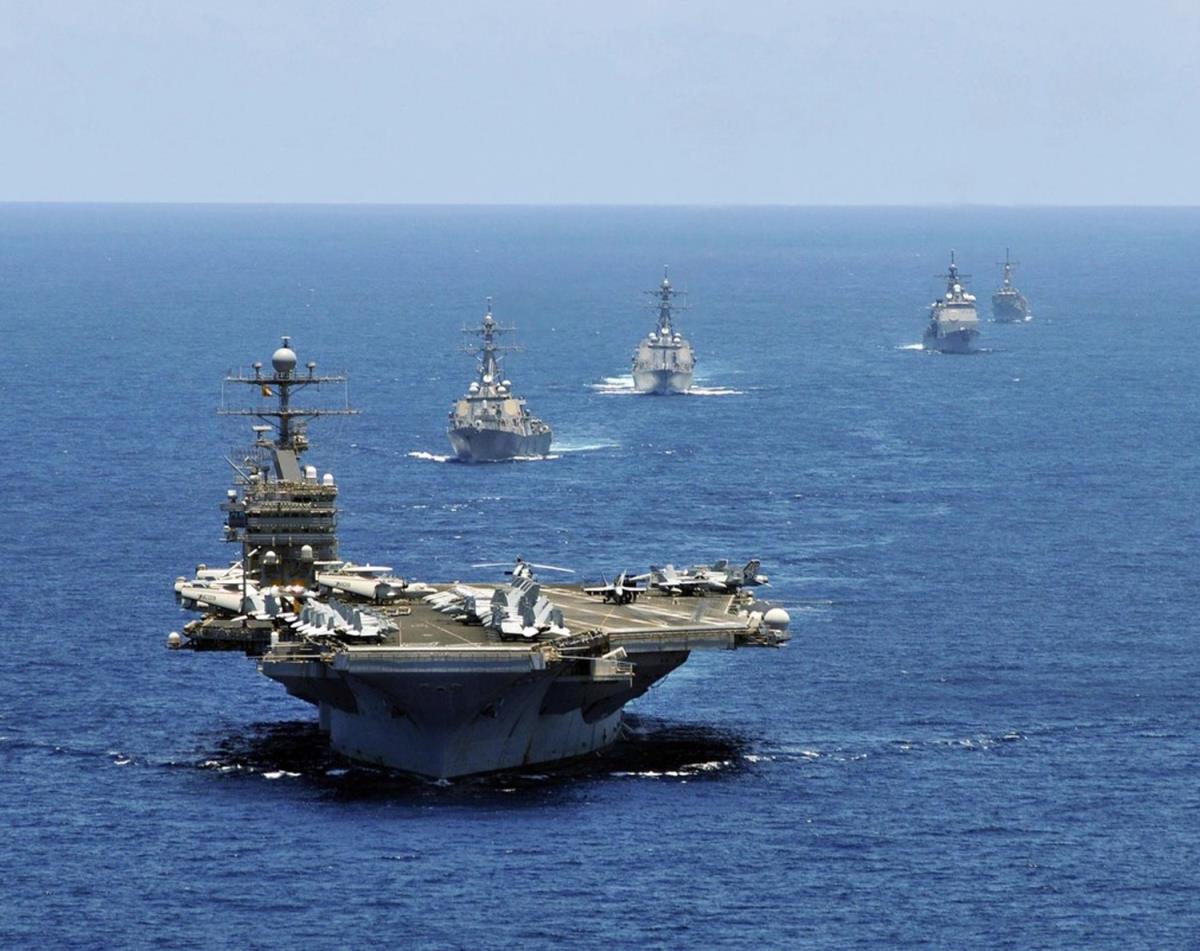 Tàu sân bay USS Abraham Lincoln và các tàu hộ tống. Ảnh: Hải quân Mỹ
