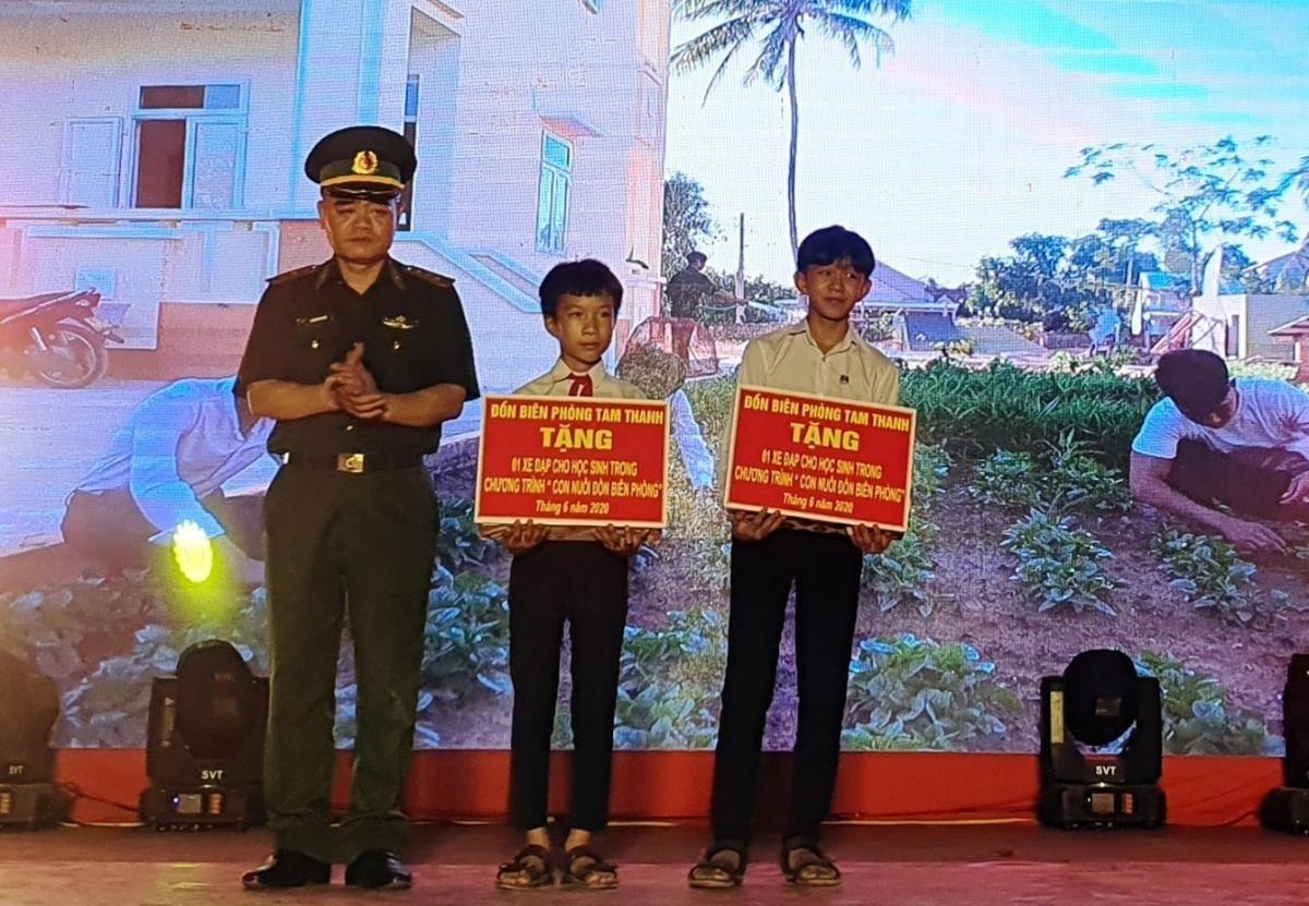 Các em học sinh Phan Cao Thanh, Võ Tuấn Khang và Huỳnh Thanh Tú được Đồn Biên phòng Tam Thanh nhận làm con nuôi.