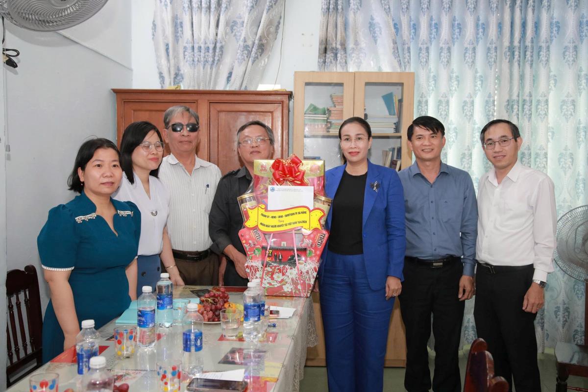 Phó Chủ tịch UBND thành phố Nguyễn Thị Anh Thi thăm, tặng quà Hội Người mù TP Đà Nẵng.