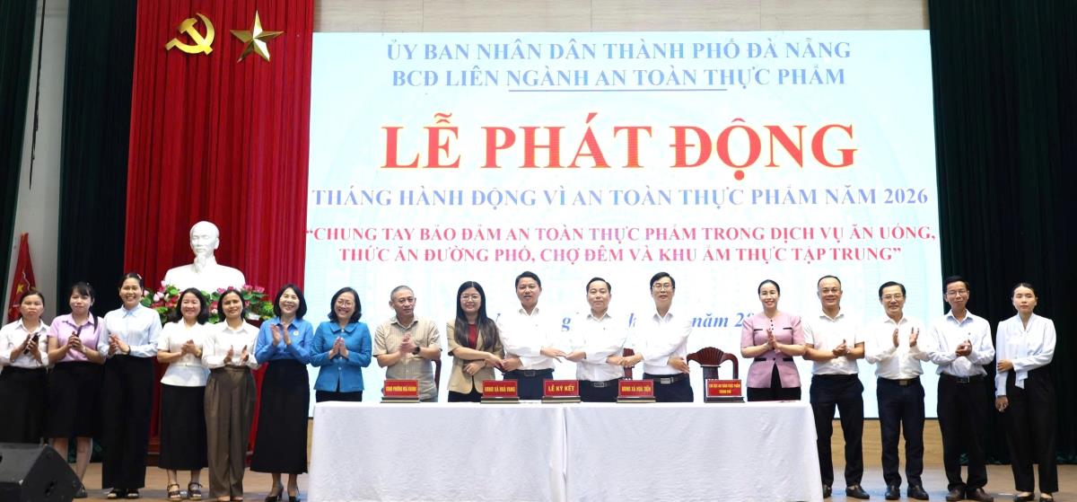 Các đơn vị, địa phương và doanh nghiệp ký cam kết bảo đảm ATTP tại Lễ phát động.