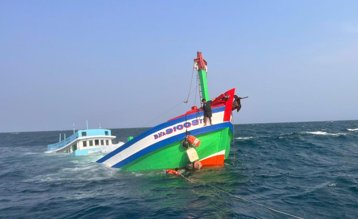 Lực lượng Bộ đội biên phòng tiếp cận cứu nạn tàu cá gặp nạn