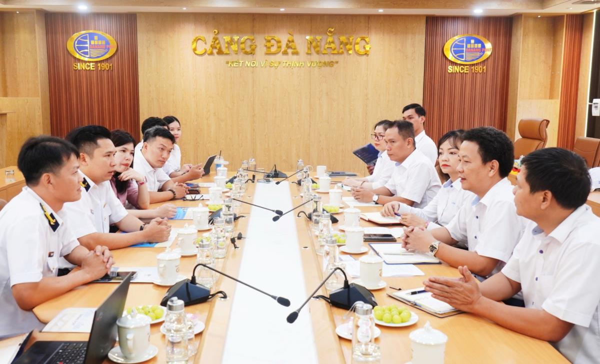 Đoàn công tác của Tổng Công ty Tân Cảng Sài Gòn tham quan và chụp hình lưu niệm tại Cảng Tiên Sa.