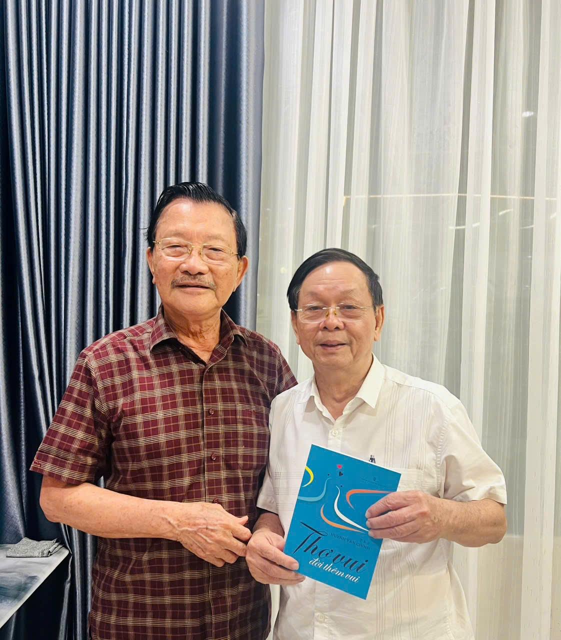 Bìa tập thơ “Thơ vui đời thêm vui” của tác giả Nguyễn Văn Chính.