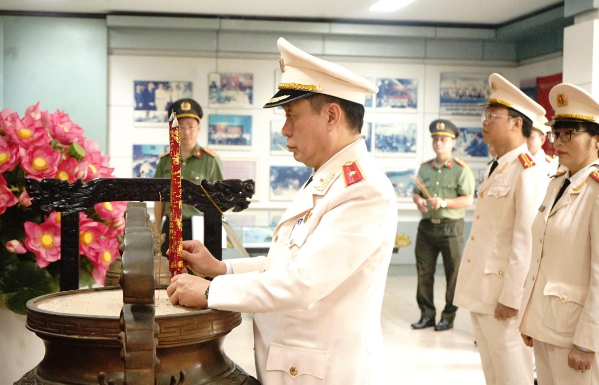 Thiếu tướng Nguyễn Hữu hợp cùng đoàn đại biểu dâng hương tưởng nhớ Chủ tịch Hồ Chí Minh tại Nhà truyền thống Công an thành phố