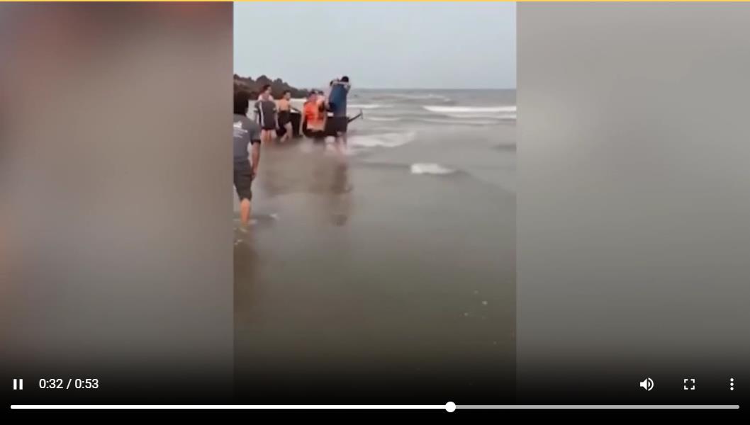 Video cứu hai thiếu niên bị sóng cuốn xa bờ 50m khi tắm biển Cửa Lò