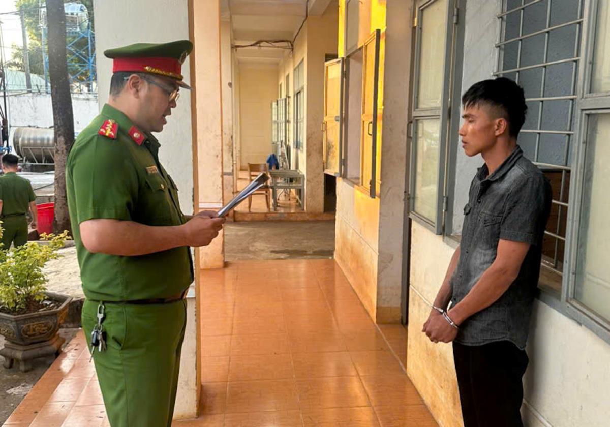 Đối tượng Trần Như Tài và chiếc xe tang vật vụ việc.