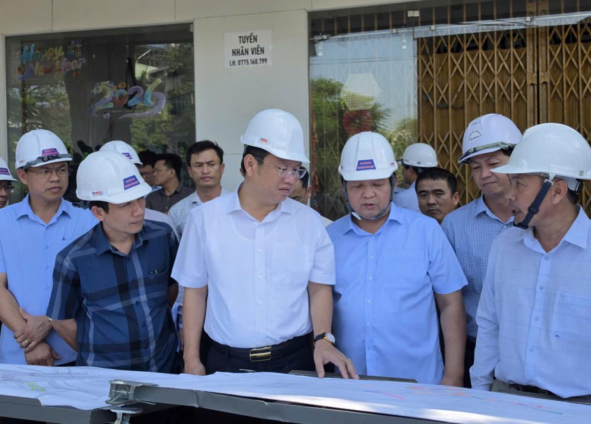 Ngã năm cũ thường xảy ra ùn tắc, tiềm ẩn nguy cơ mất an toàn giao thông.