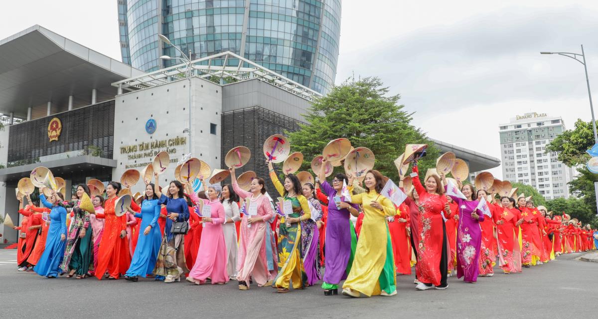 Hơn 1.000 người diễu hành áo dài bên sông Hàn, lan tỏa vẻ đẹp phụ nữ Đà Nẵng
