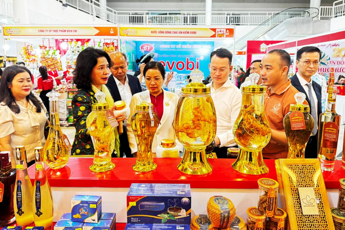 Các đại biểu và người dân tham quan sản phẩm sâm Ngọc Linh tại Hội chợ Xuân Đà Nẵng – 2026.