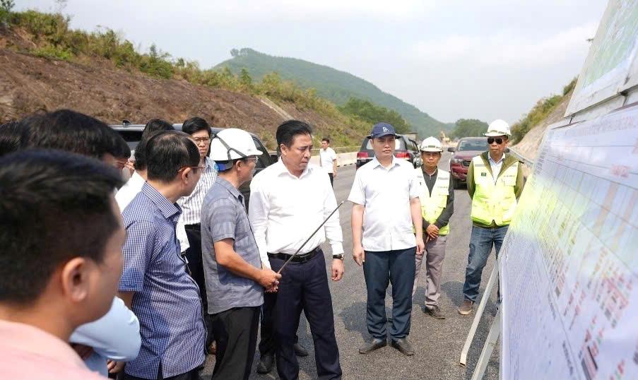 Nút giao tỉnh lộ 12B lại trở thành điểm nghẽn lớn về mặt bằng.