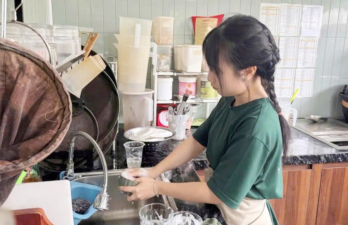 Sinh viên làm thêm sau giờ học để có thêm thu nhập và tích lũy kinh nghiệm thực tế.