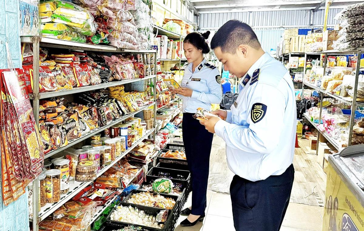 Lực lượng QLTT TP Đà Nẵng kiểm tra việc niêm yết giá bán tại 1 cơ sở kinh doanh trên địa bàn TP.