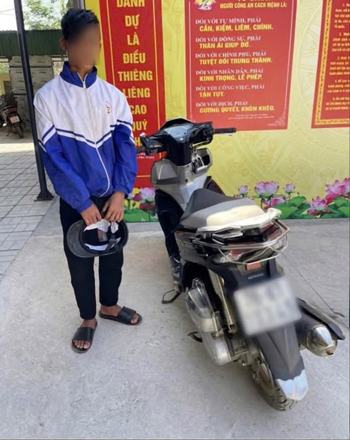 Đạo chích “nhí” P.V.C và tang vật vụ trộm.