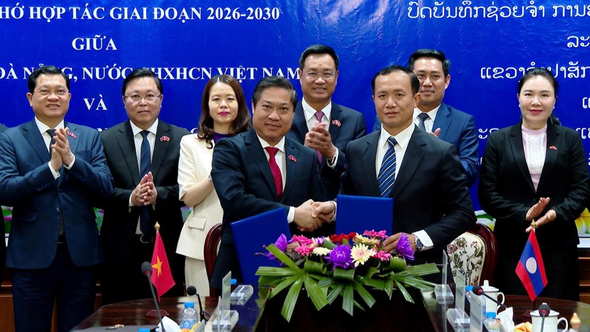 Bí thư Thành ủy Đà Nẵng Lê Ngọc Quang trao tặng 500 triệu đồng nhằm hỗ trợ địa phương bạn.