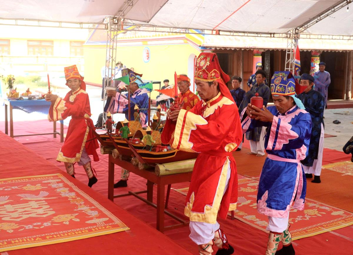 Lễ hội đua thuyền Tứ linh được tổ chức sau buổi lễ.