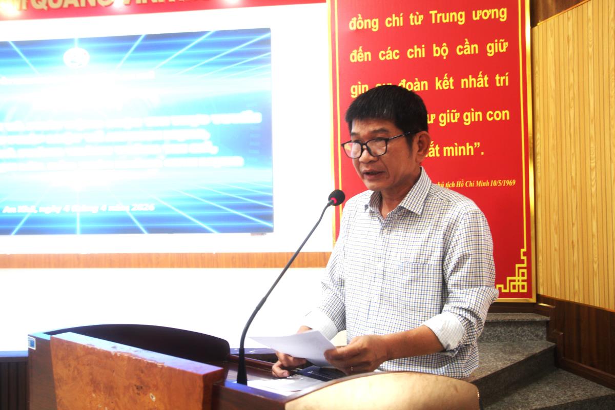 Cán bộ, nhân dân phường An Khê tham dự buổi tuyên truyền về an ninh mạng.