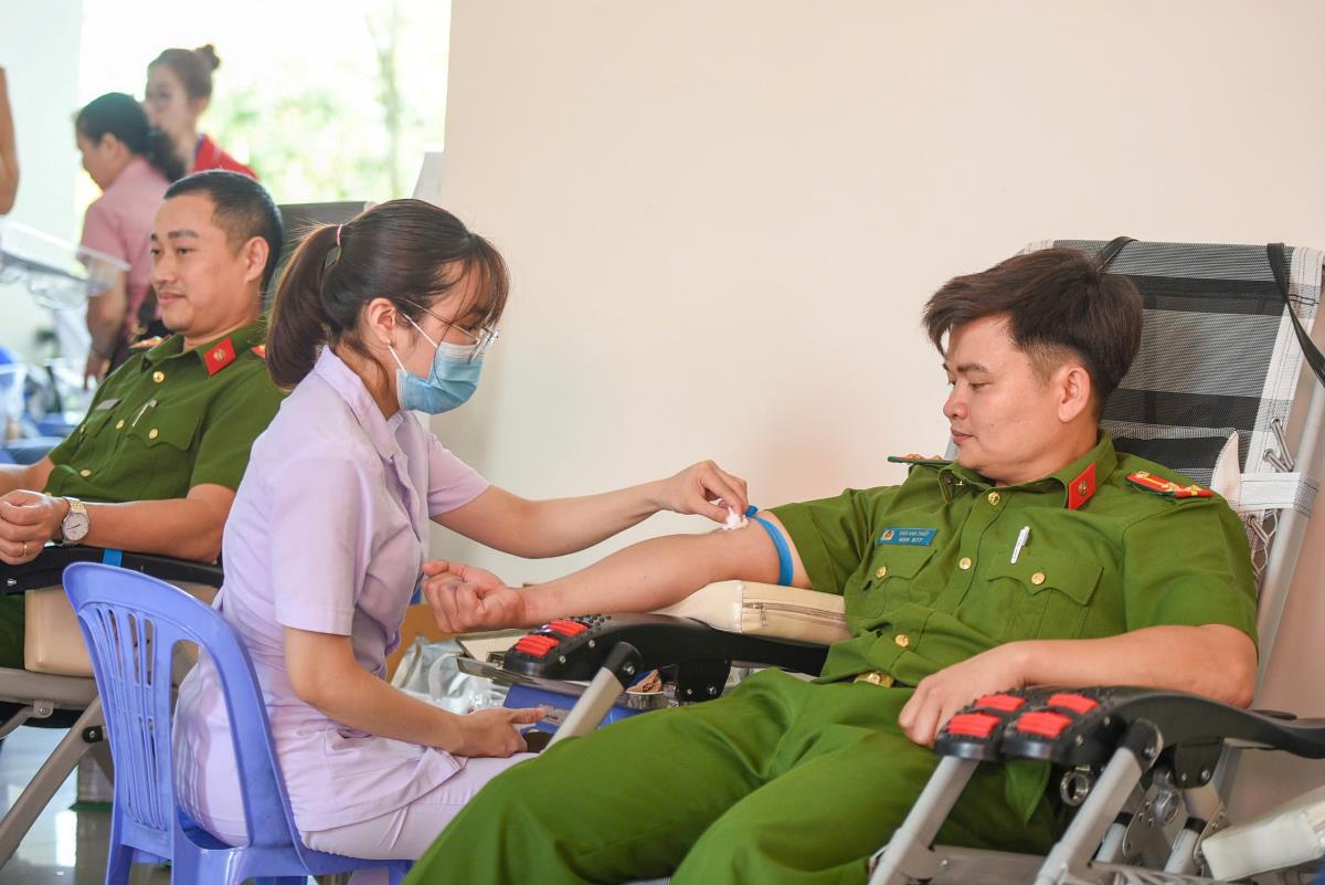 Trao thẻ cho các cá nhân đăng ký hiến mô tạng