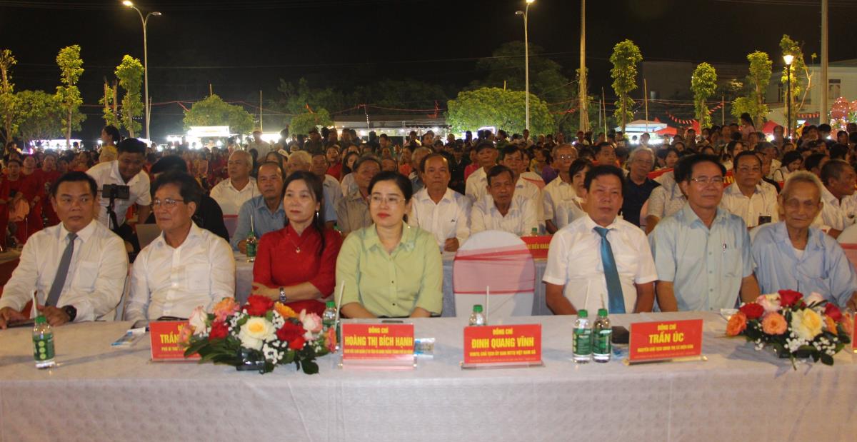 Các đại biểu, người dân dâng hương thể hiện lòng thành kính, tri ân tổ tiên.