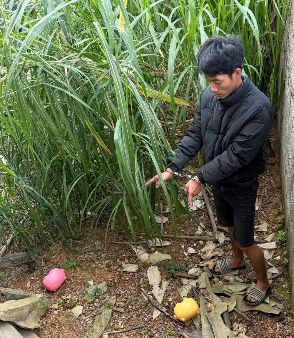 Vũ chỉ nơi phi tang tang vật sau khi trộm tiền.