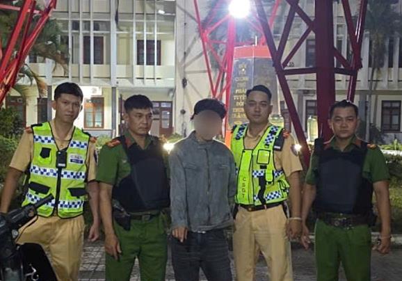 Đối tượng N.T.T (đứng giữa) bị bắt giữ.