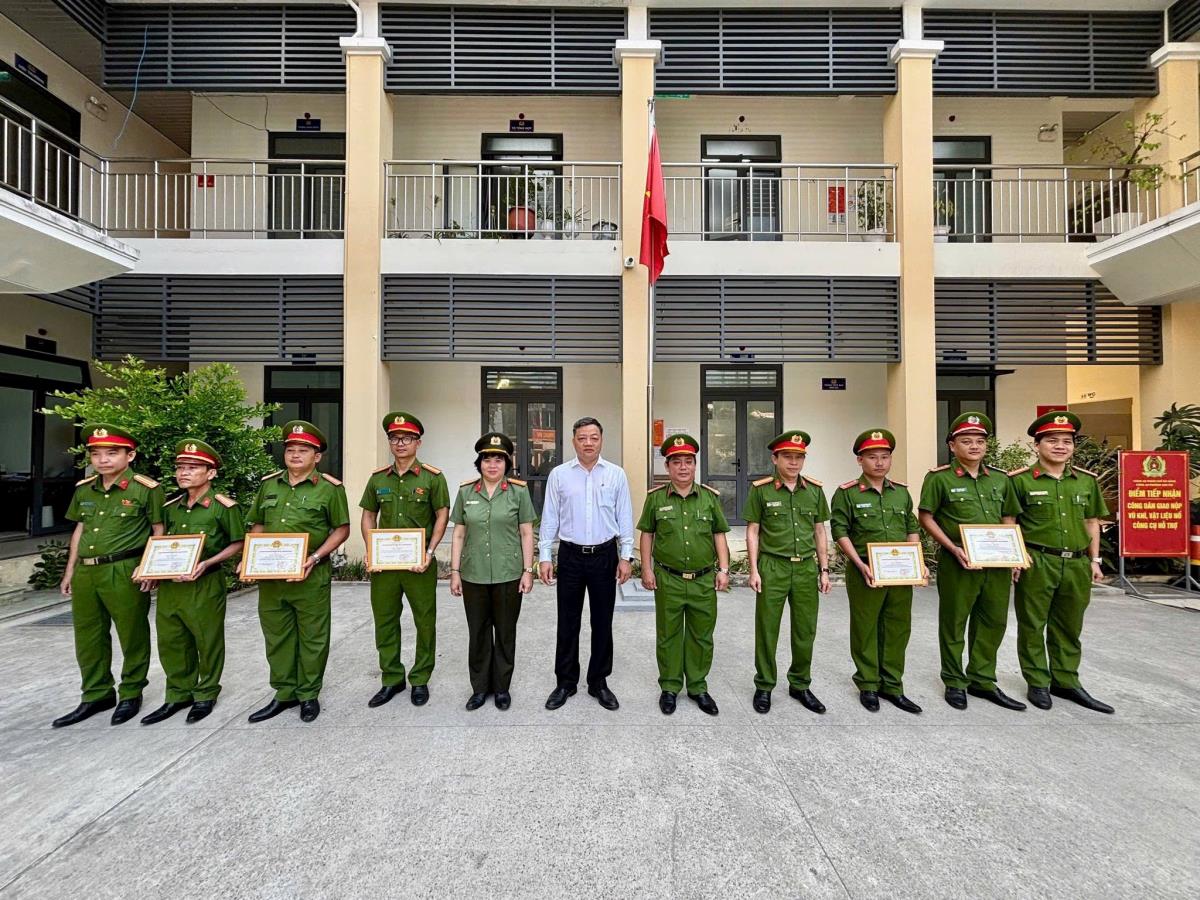 Ông Đinh Vui trao tặng giấy khen cho các cá nhân và tập thể CAP. Sơn Trà
