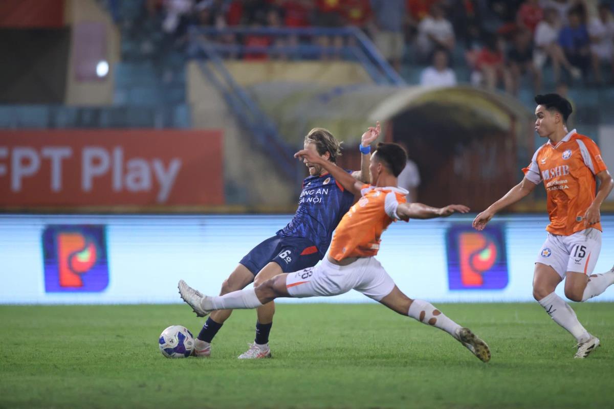 SHB Đà Nẵng (áo sáng) không thể cản bước Công an Hà Nội băng về đích.