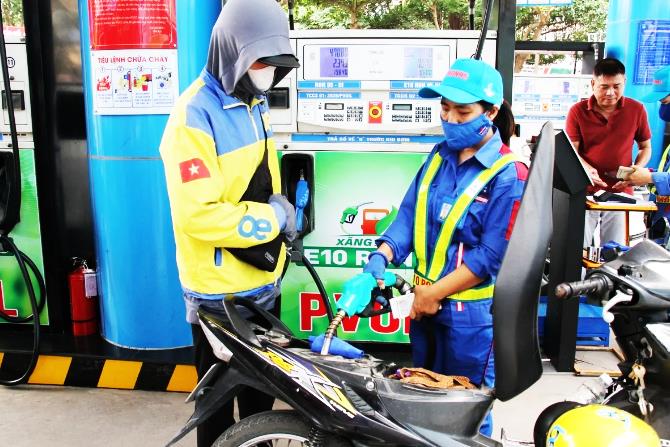 Người dân đổ xăng sinh học E10RON95 tại 1 cửa hàng xăng dầu trên địa bàn Quảng Ngãi.