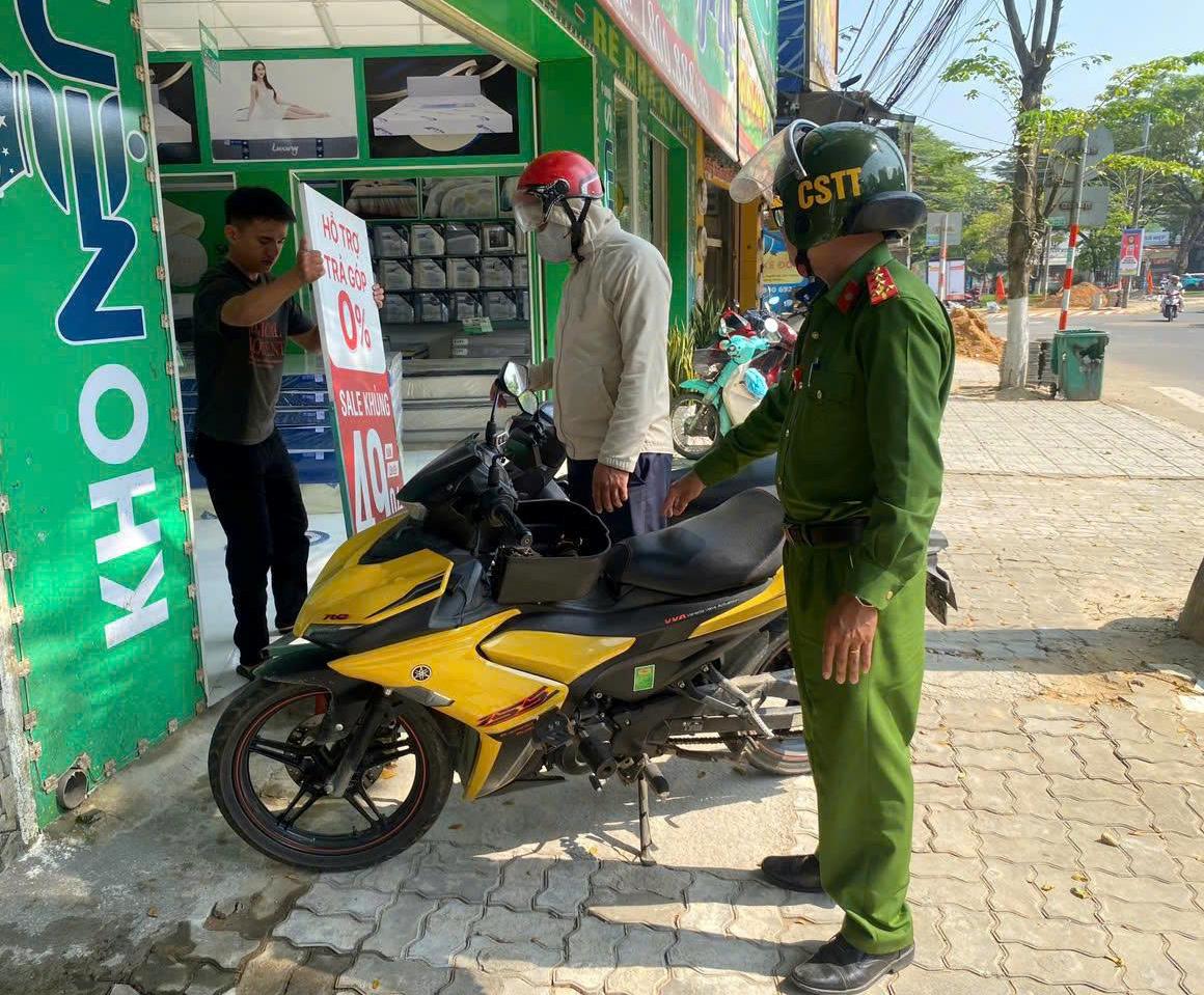 Các đơn vị, lực lượng tuyên truyền, xử lý các trường hợp lấn chiếm vỉa hè, lòng đường.