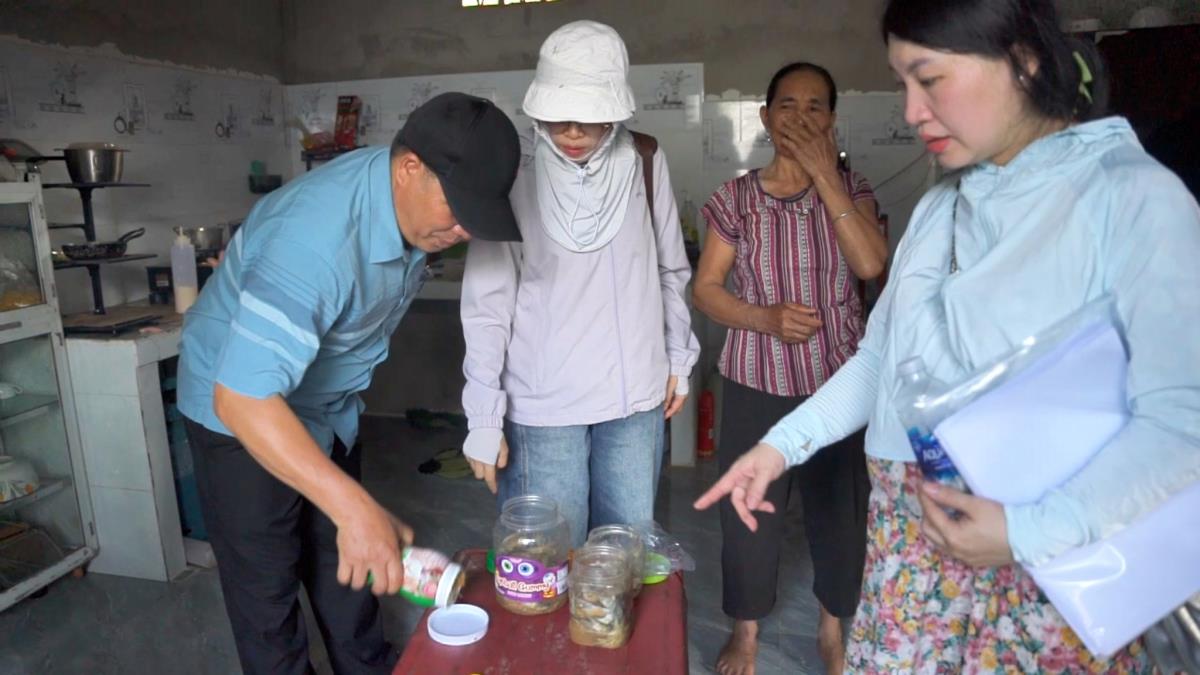 Chính quyền xã Khâm Đức tiêu hủy cá ủ chua được tìm thấy trong nhà dân.
