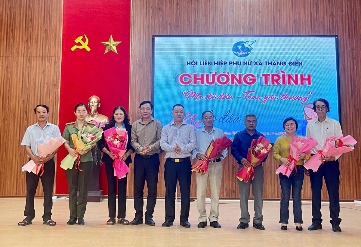 Các đơn vị, cá nhân tặng quà cho các em có hoàn cảnh khó khăn.