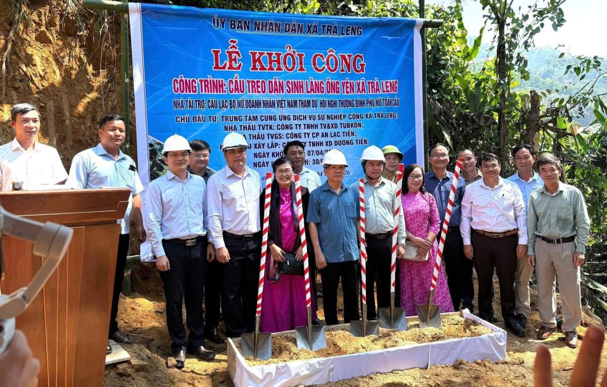 Các đại biểu chụp hình lưu niệm tại lễ khởi công.