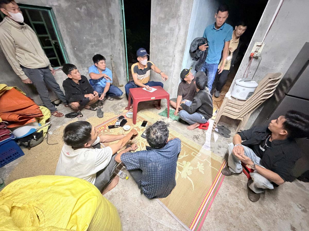 Các đối tượng đánh bạc bị bắt quả tang.