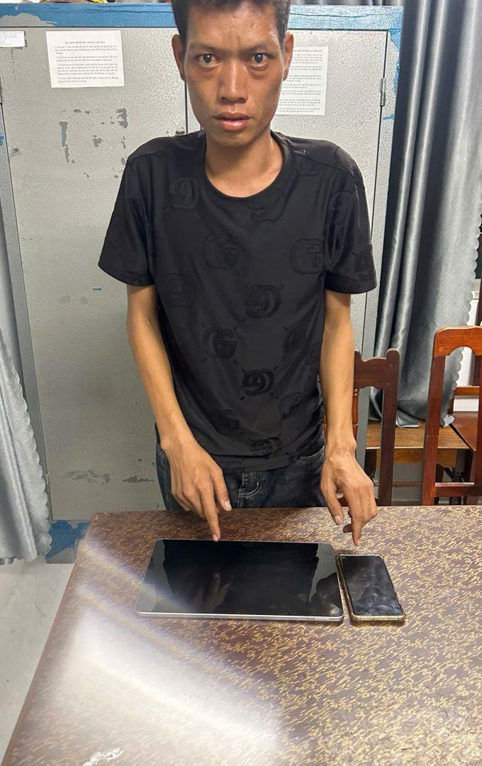 Đối tượng Nhíp bị bắt giữ cùng tang vật trộm cắp.