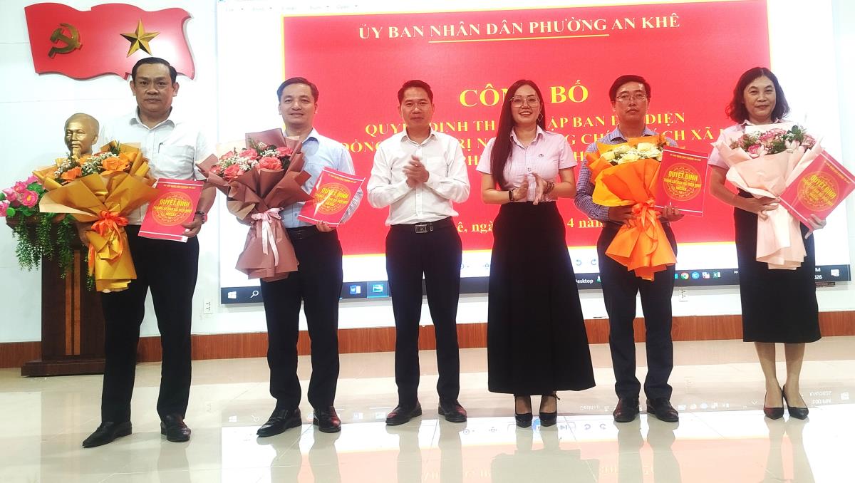 Trao khen thưởng cho các tập thể, cá nhân.